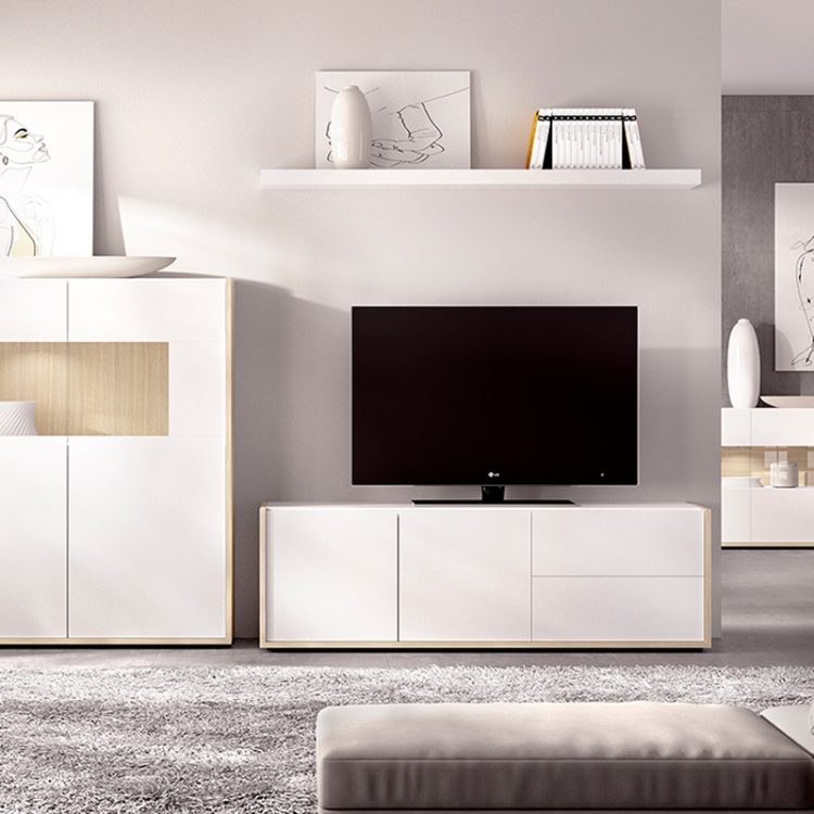 Composición de salón blanca y roble con vitrina decorativa y mueble TV